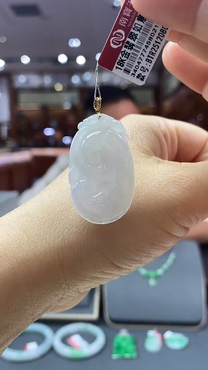 颈饰18K金镶嵌翡翠如意