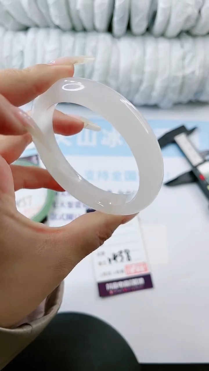 【闪购商品】石英质玉未镶嵌手镯多样性发货V438