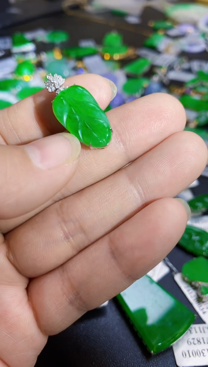 【闪购商品】翡翠颈饰18K金镶嵌吊坠