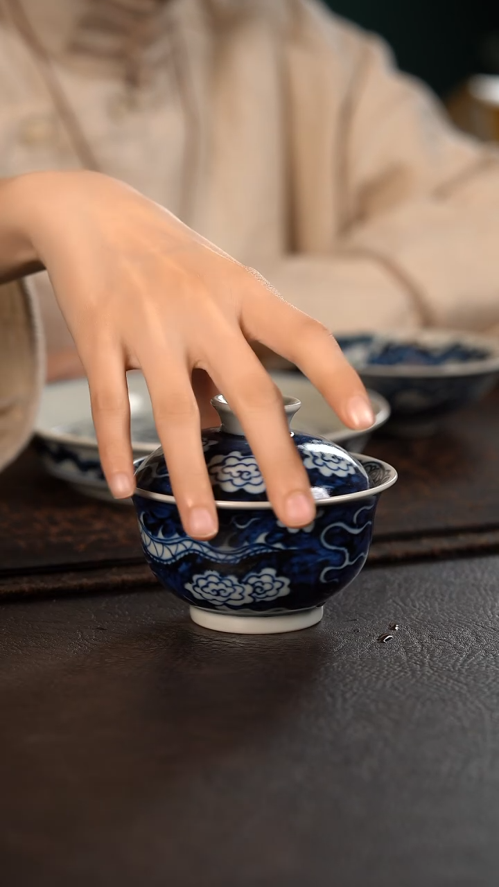 【闪购商品】杯赏君蓝地龙纹盖碗