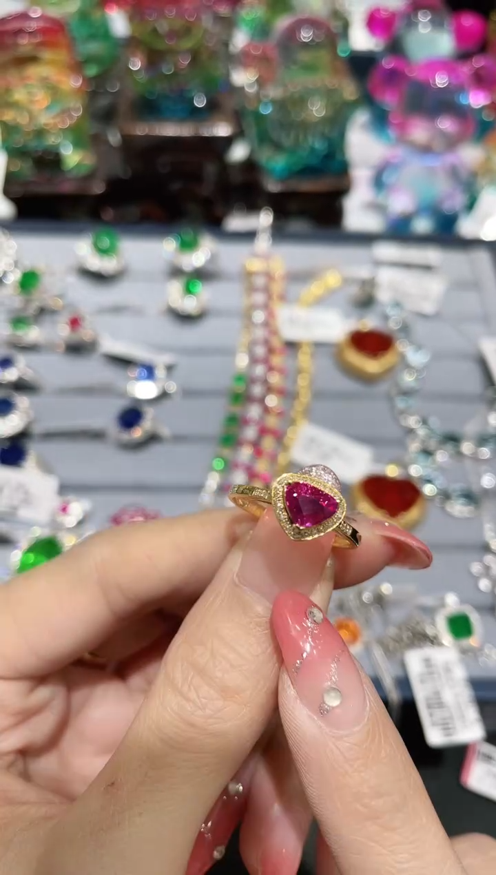 18K金镶嵌戒指红宝石18K镶嵌红宝石戒指