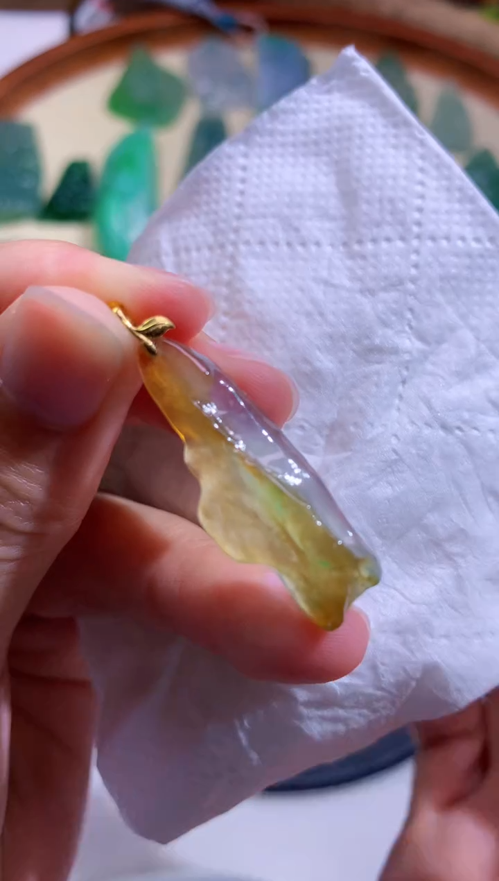 翡翠未镶嵌颈饰         