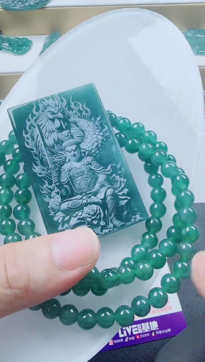 翡翠未镶嵌颈饰鸡本命佛