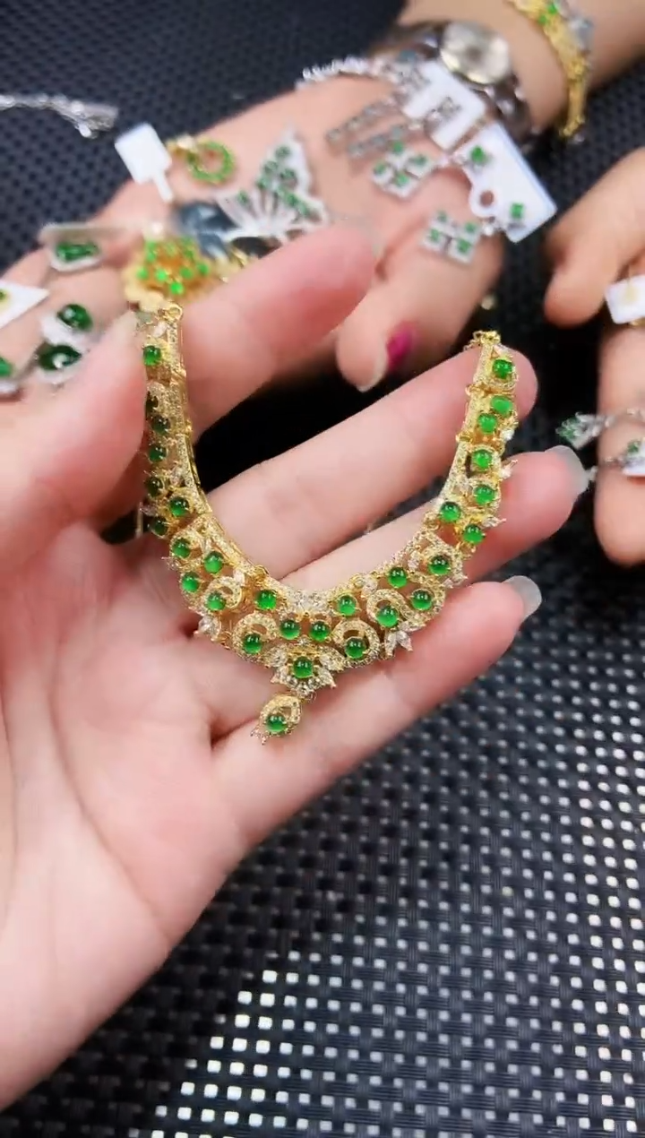 【闪购商品】翡翠颈饰未镶嵌111111111