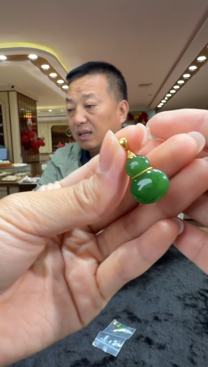 和田玉18K金镶嵌颈饰挂件