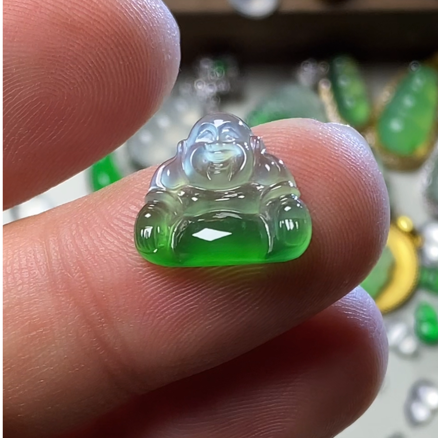 缅甸A货翡翠玻璃种阳绿佛公吊坠锁骨附冰透精美满色俏色大女王
