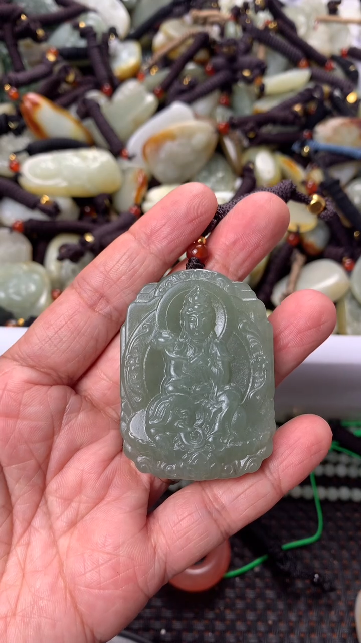 【闪购商品】和田玉颈饰未镶嵌多样性发货没有证书，拍一发一.有瑕