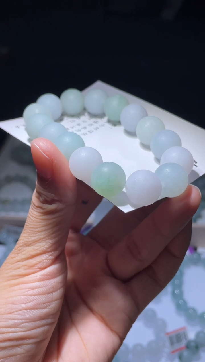 未镶嵌定制翡翠邂****?翡翠手串