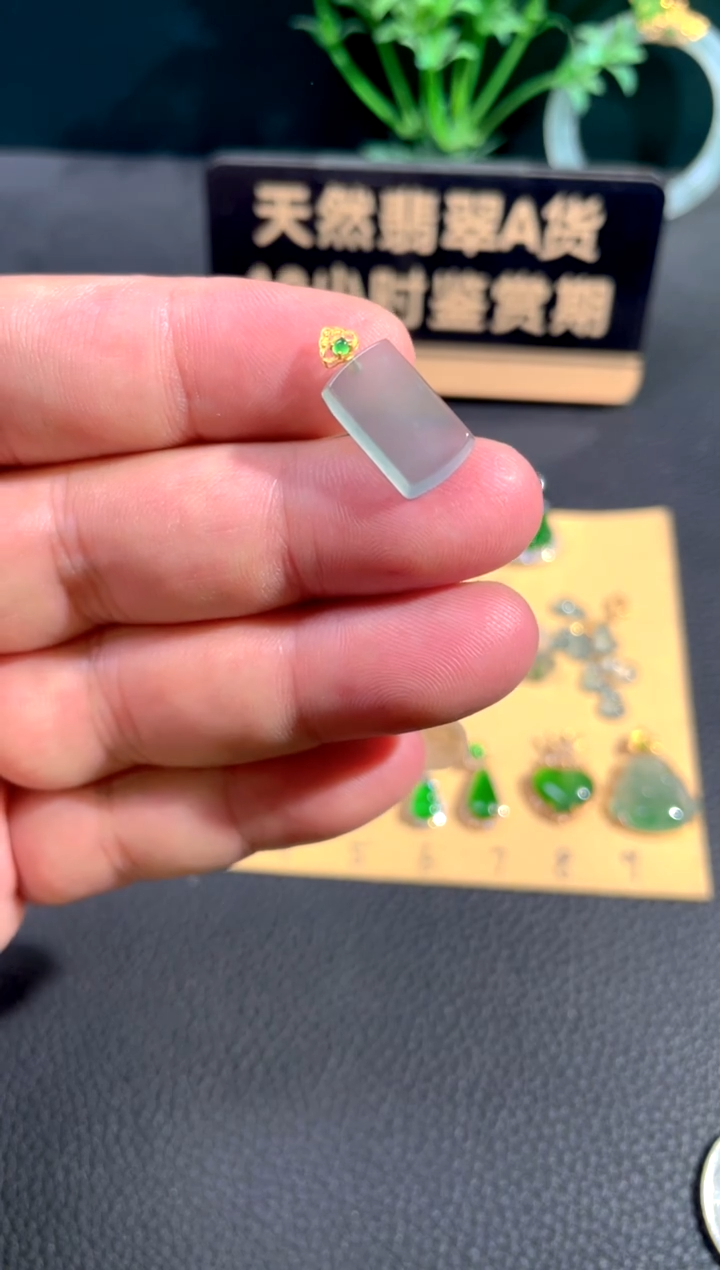 颈饰18K金镶嵌翡翠翡翠