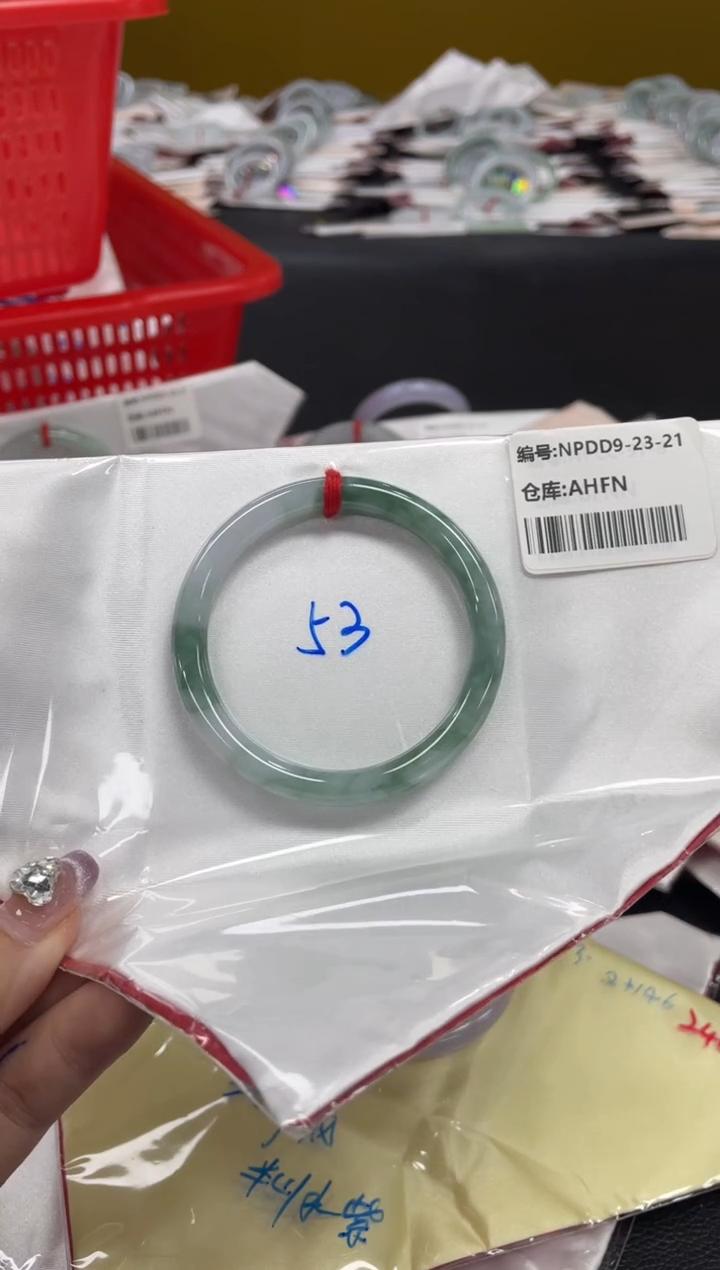 翡翠手镯未镶嵌翡翠手镯