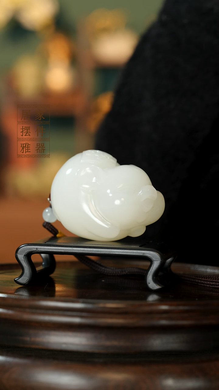 玉《纳福飞猪》摆件