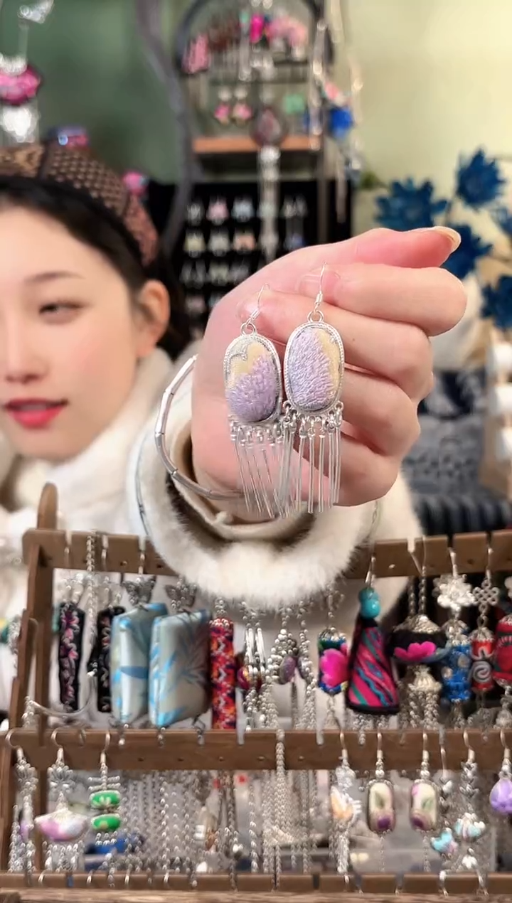 彩云南阁非遗老绣饰品129