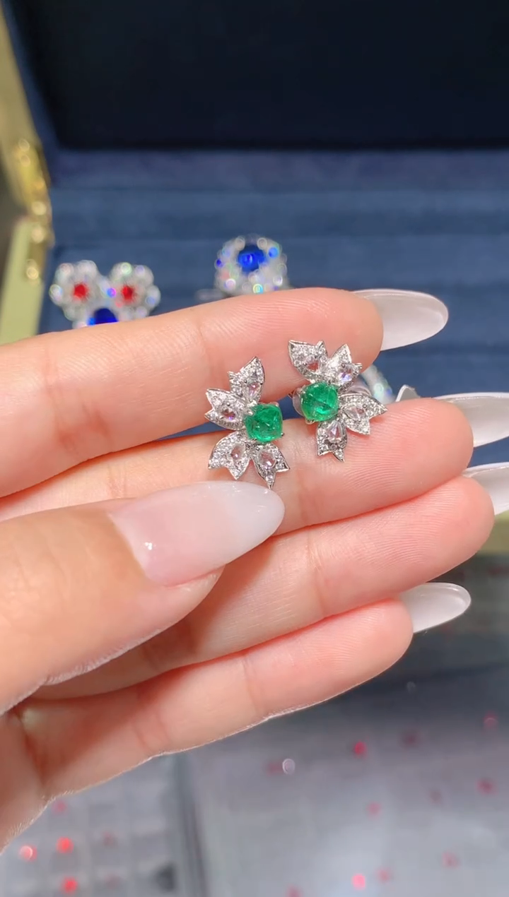 【闪购商品】耳饰18K金镶嵌祖母绿1.27CT