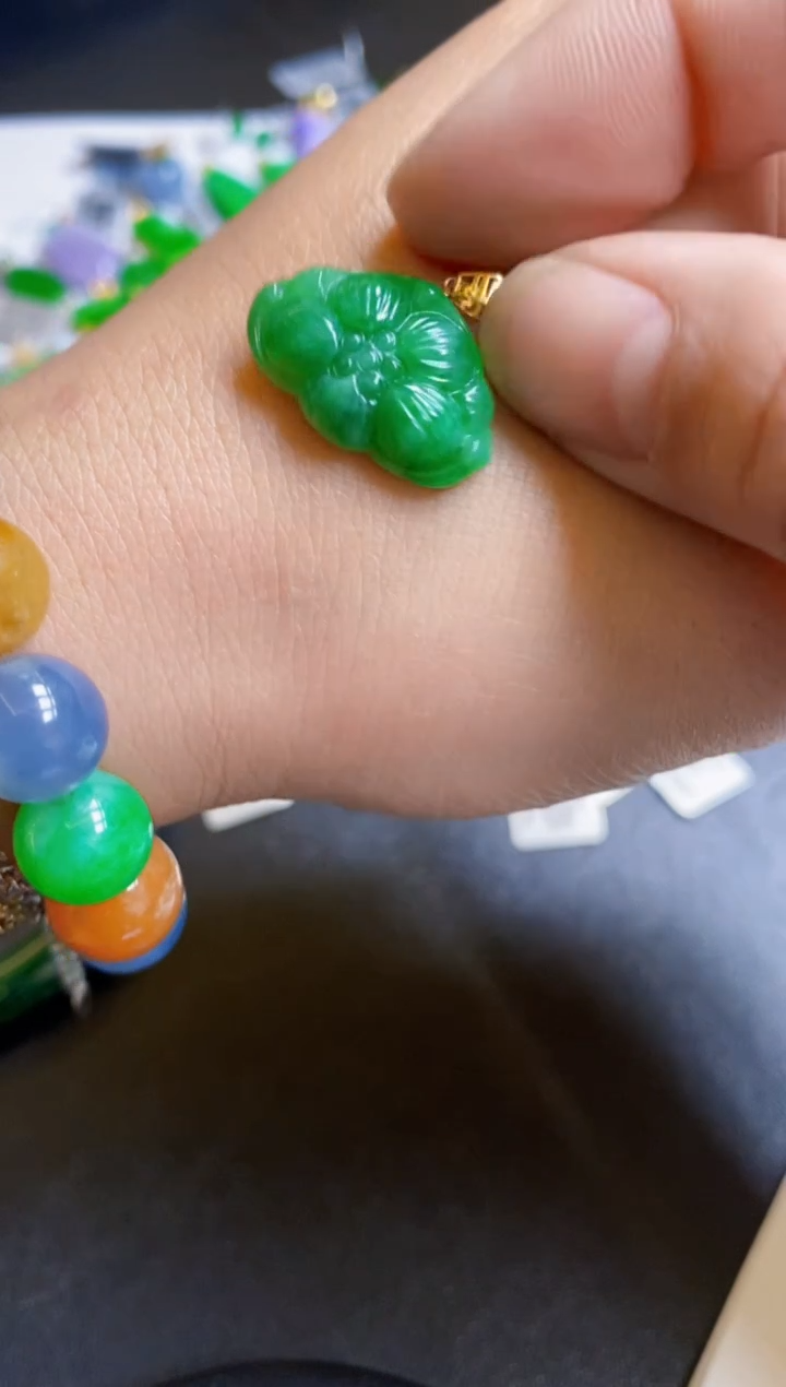 【闪购商品】翡翠颈饰18K金镶嵌吊坠荷叶