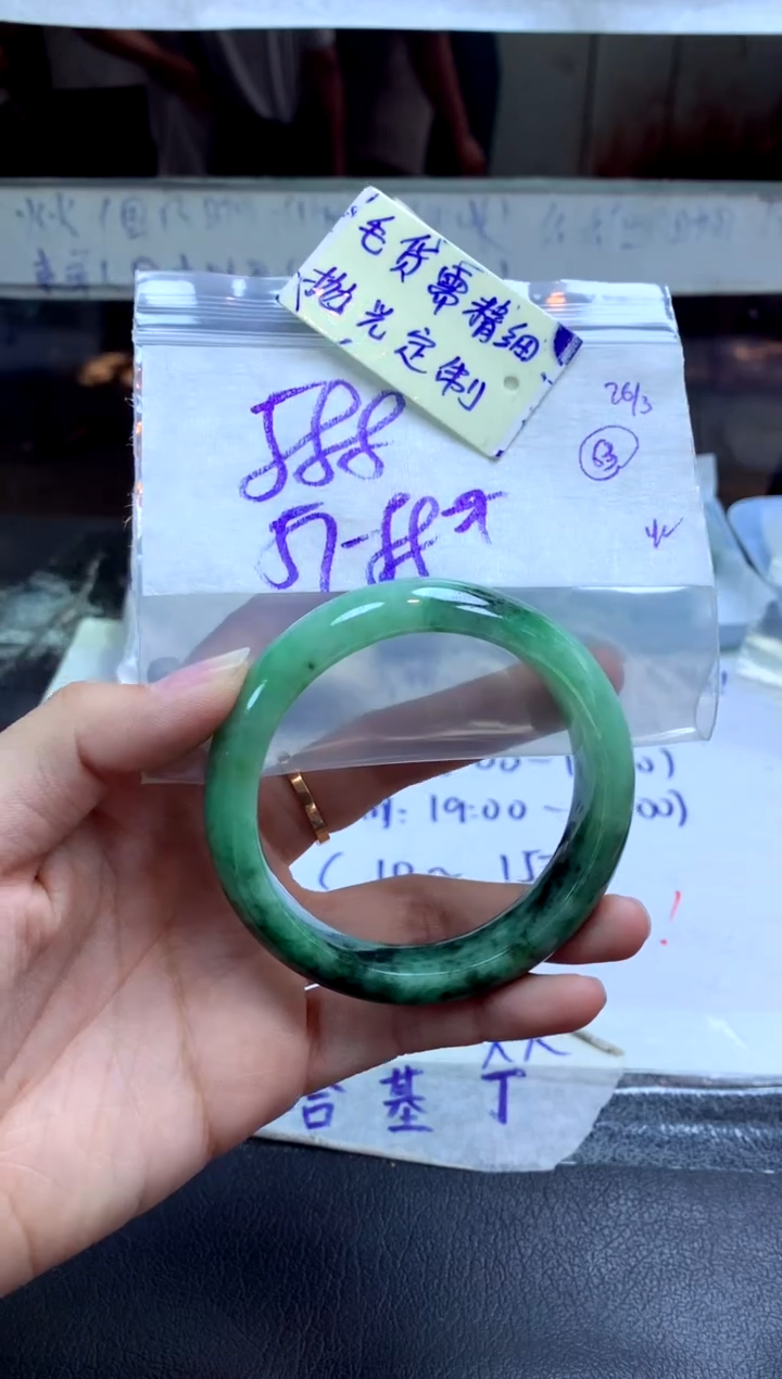 定制翡翠未镶嵌手镯毛货需精细抛光+多人