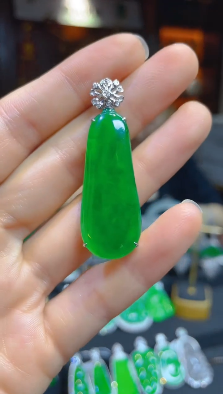 【闪购商品】翡翠颈饰18K金镶嵌119500天然A货翡翠福瓜吊坠
