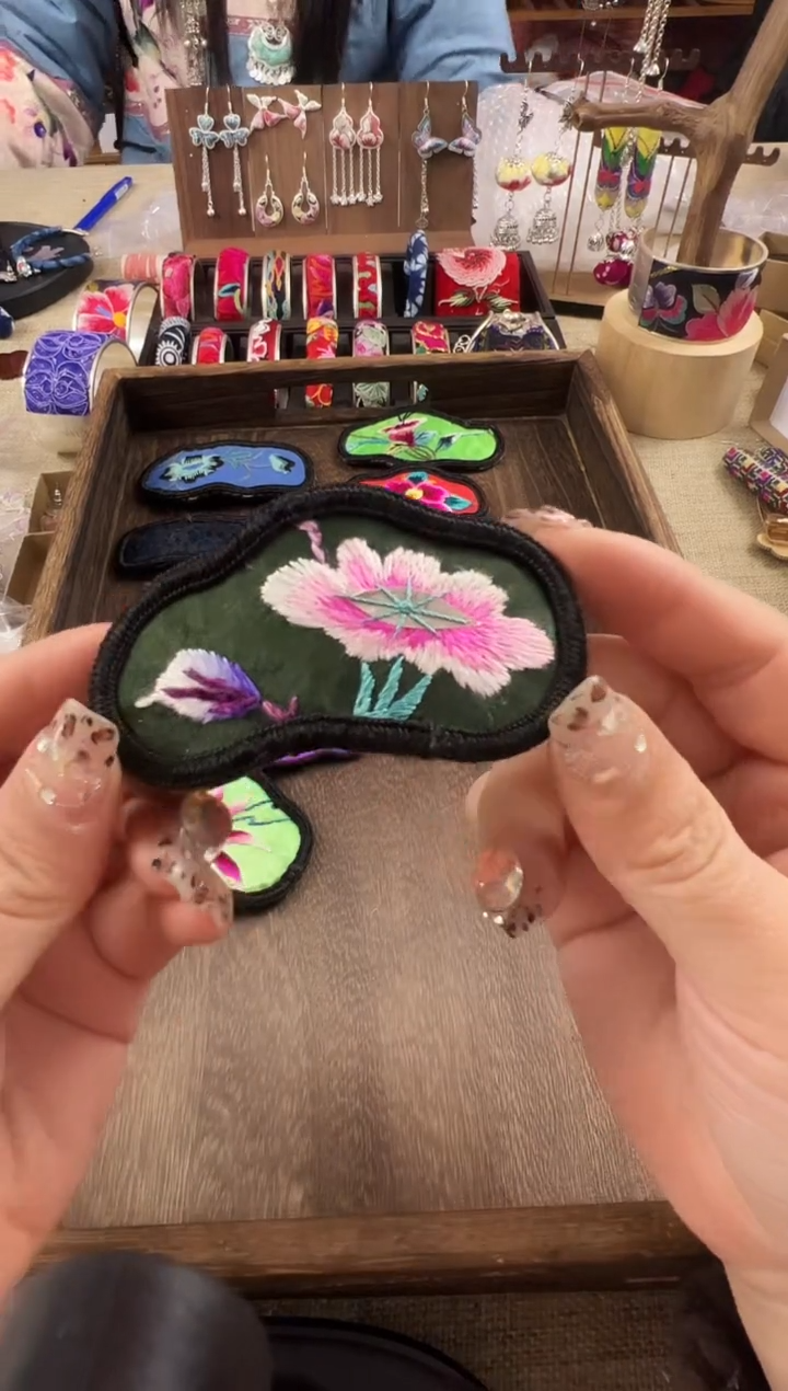 【闪购商品】织绣民族风老绣饰品102