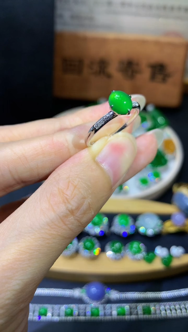 18K金镶嵌戒指翡翠团购