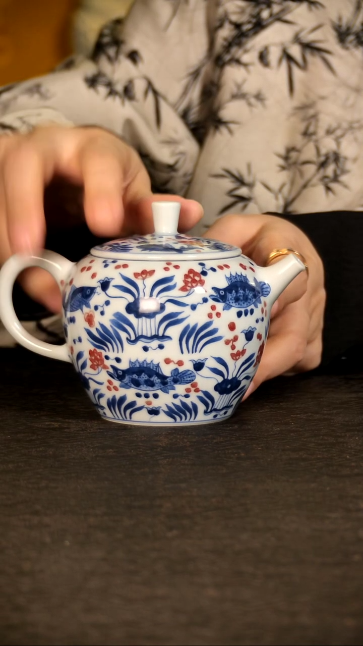 青花釉里红鱼藻壶cj