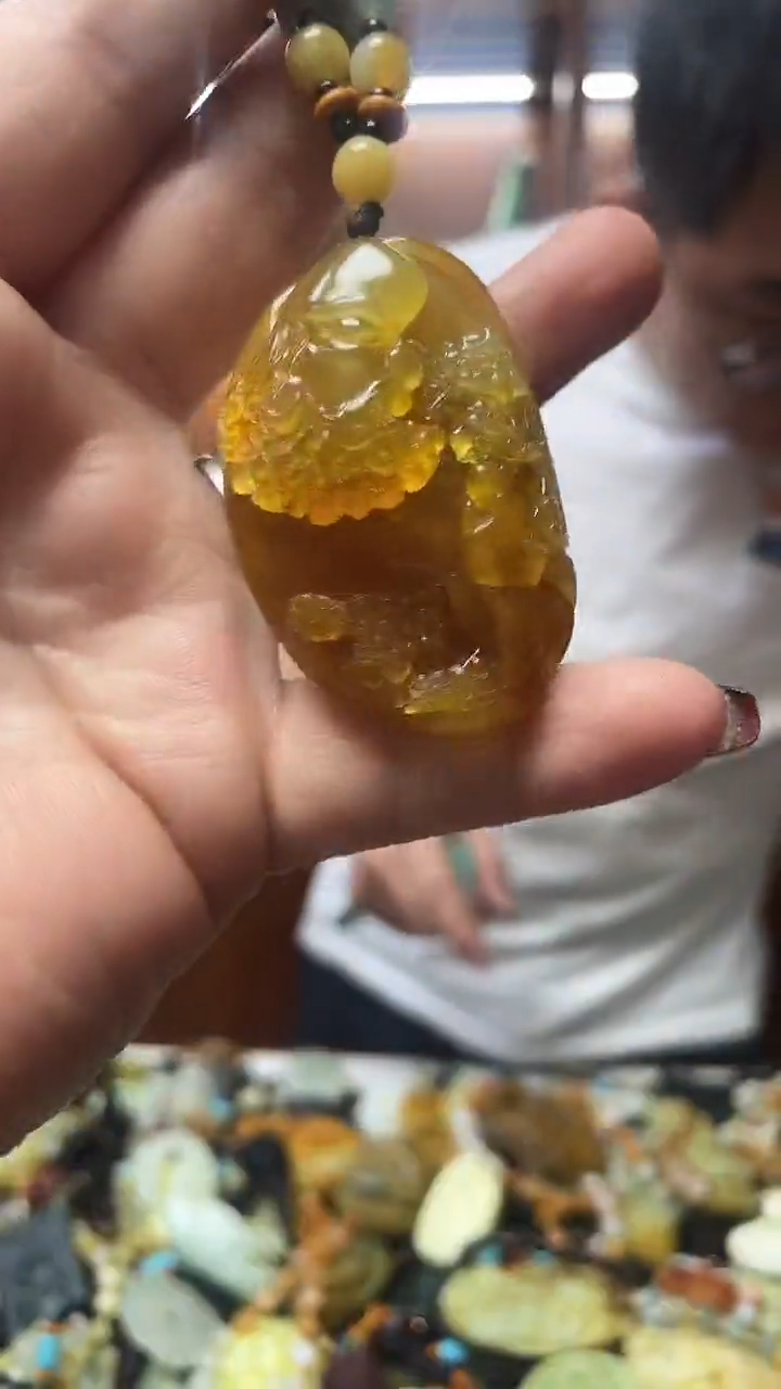 未镶嵌蛇纹石玉吊坠    