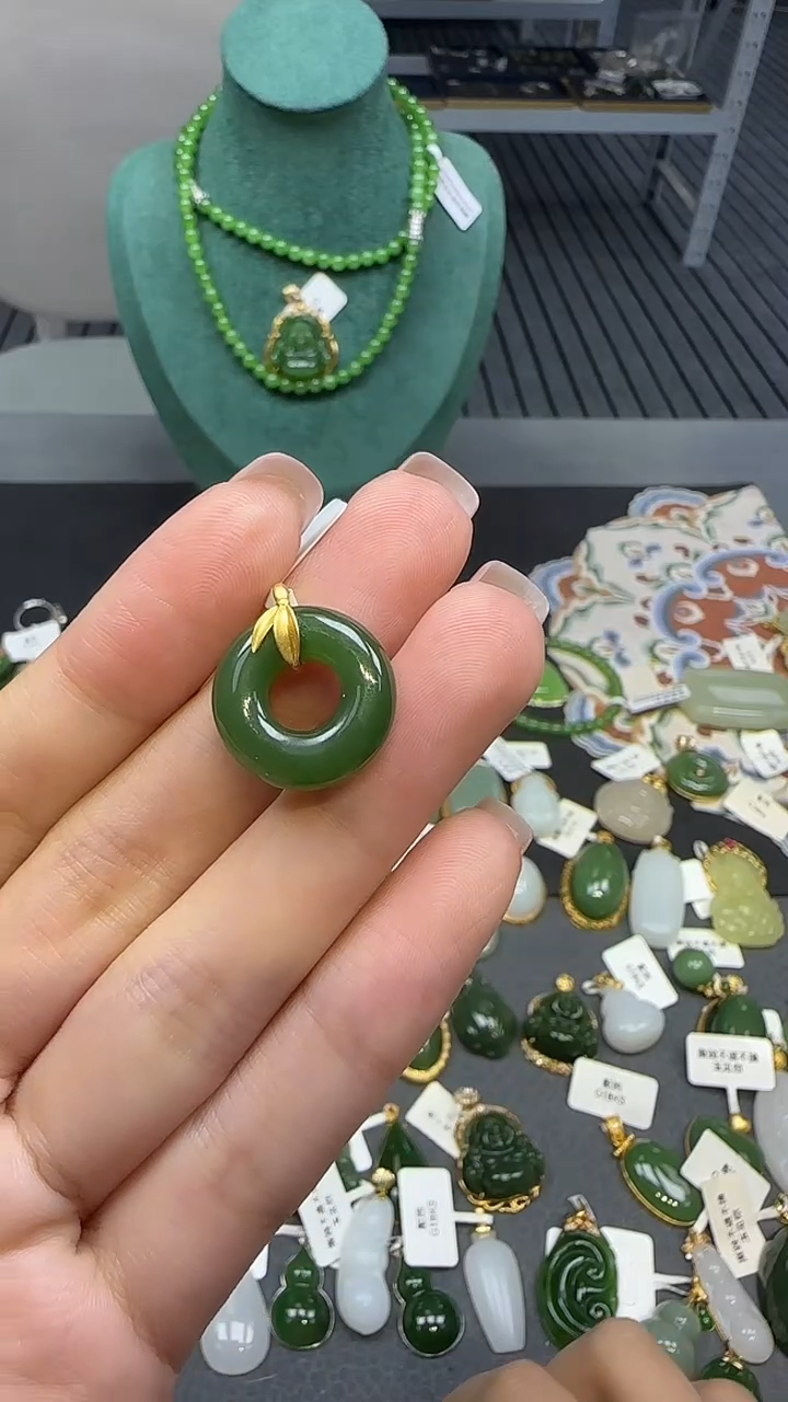 18K金镶嵌和田玉挂件1