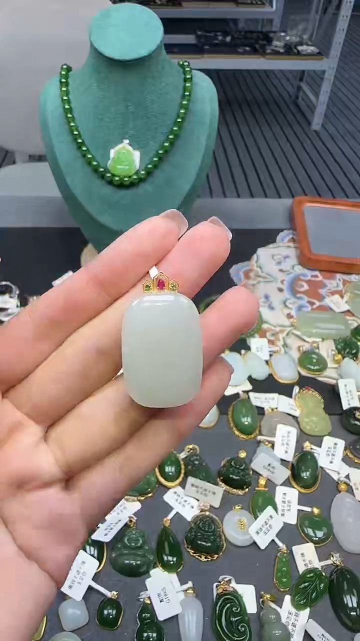 18K金镶嵌和田玉挂件1