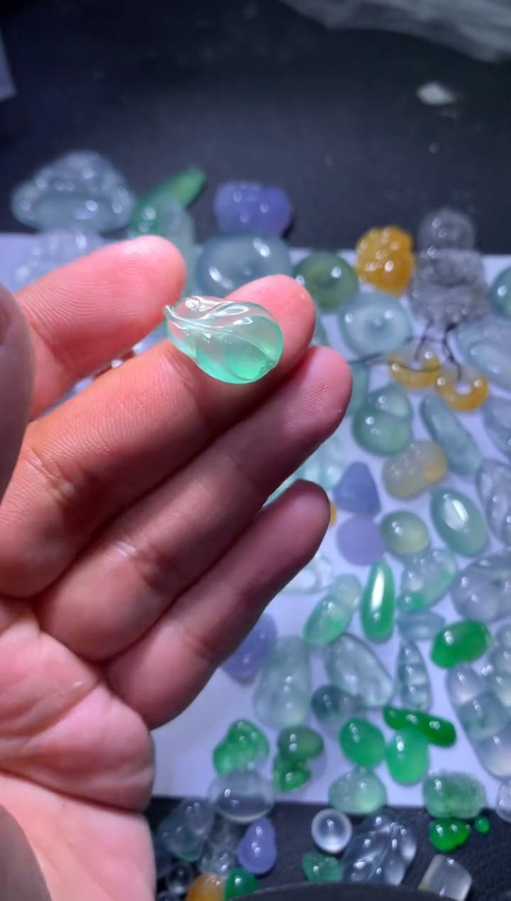 【闪购商品】翡翠颈饰未镶嵌叶子