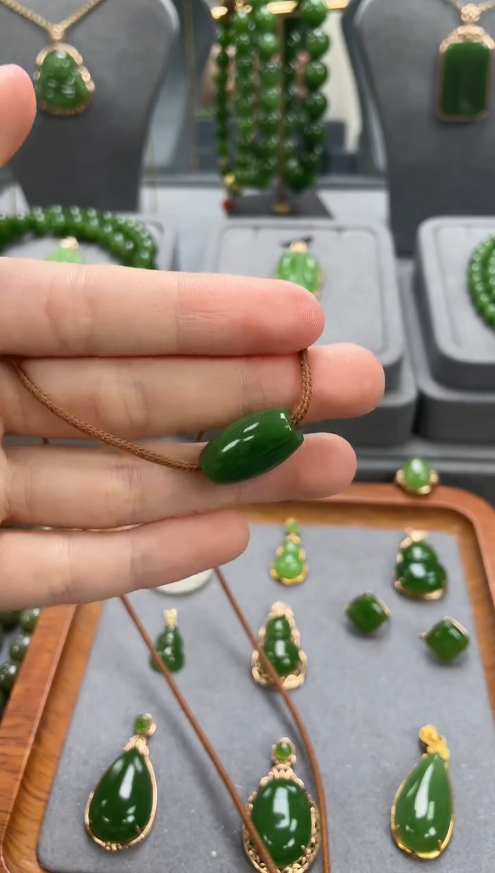 吊坠(赠链)未镶嵌和田玉吊坠(赠链) 未镶嵌 和田玉