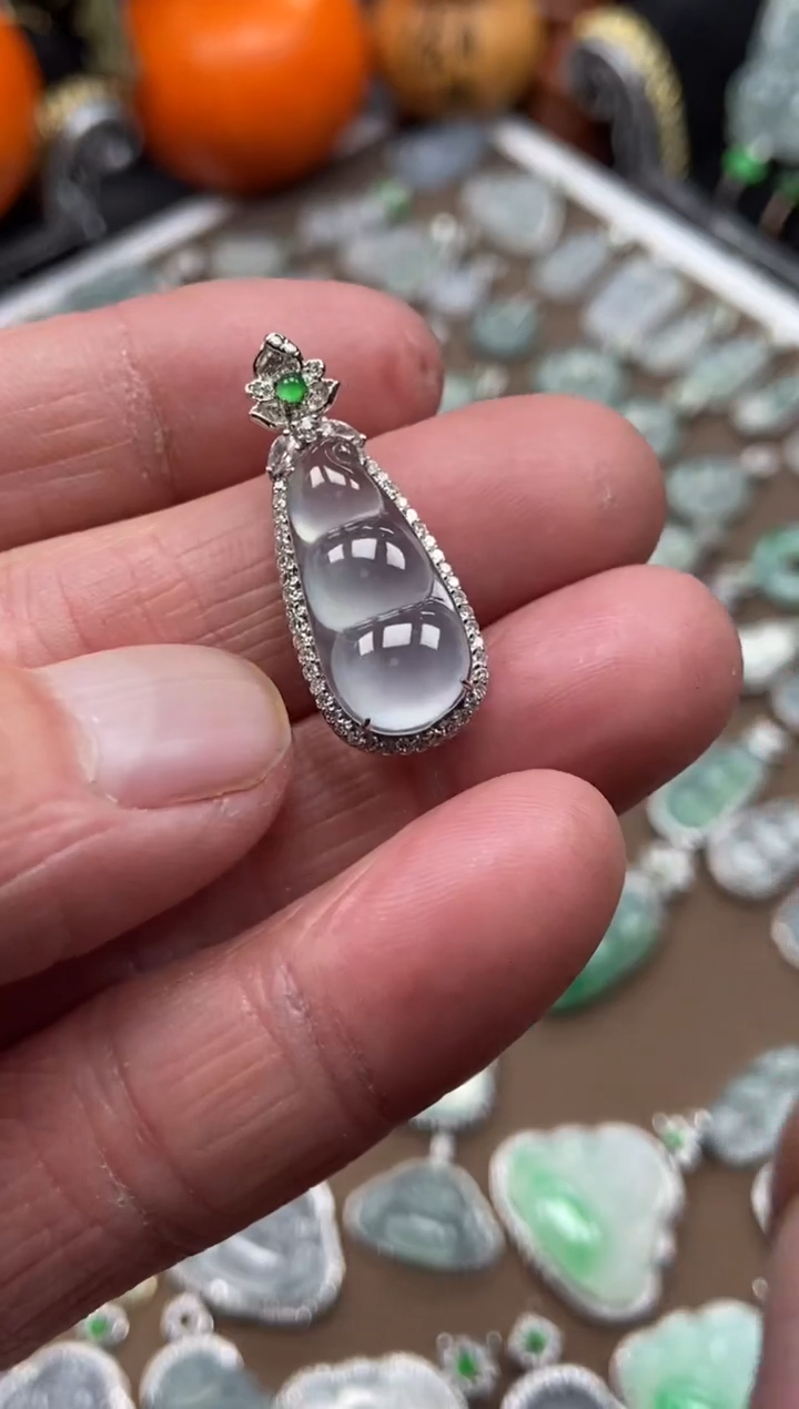 【闪购商品】翡翠吊坠(不含链)18K金镶嵌福豆