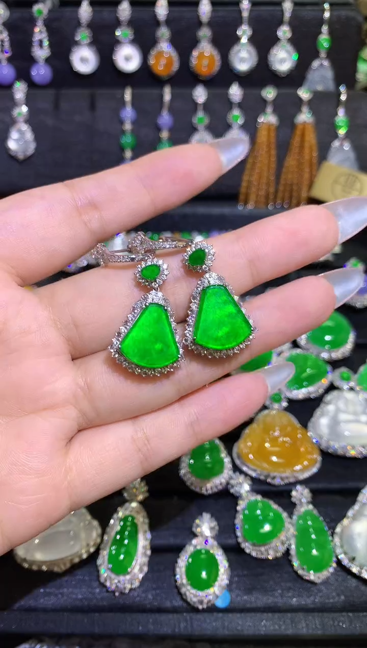 翡翠18K金镶嵌耳饰高冰满绿起光无事牌耳坠