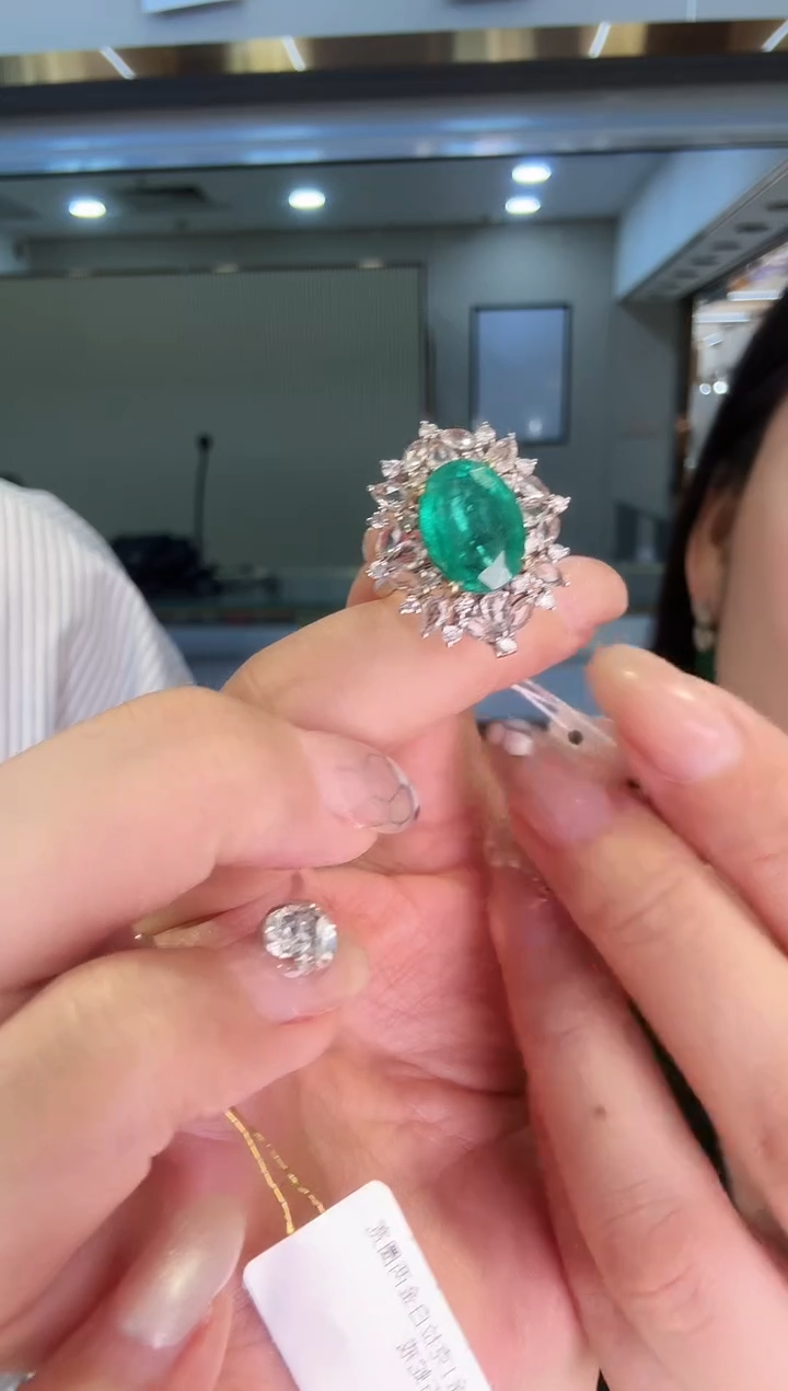 18K金镶嵌戒指祖母绿4.50ct