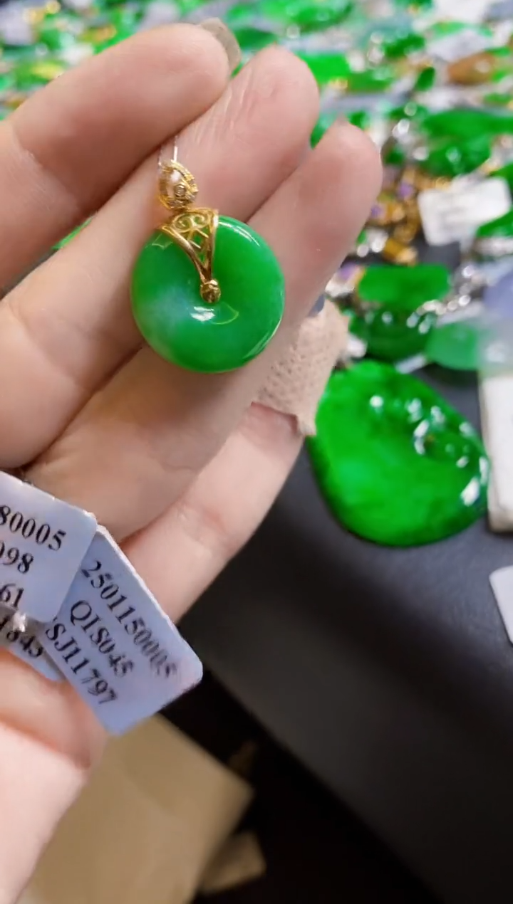 翡翠18K金镶嵌颈饰扣