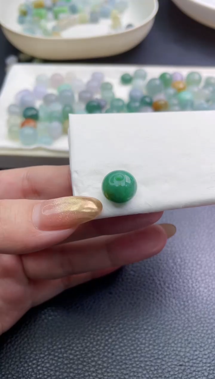 未镶嵌定制翡翠大*豪珠子