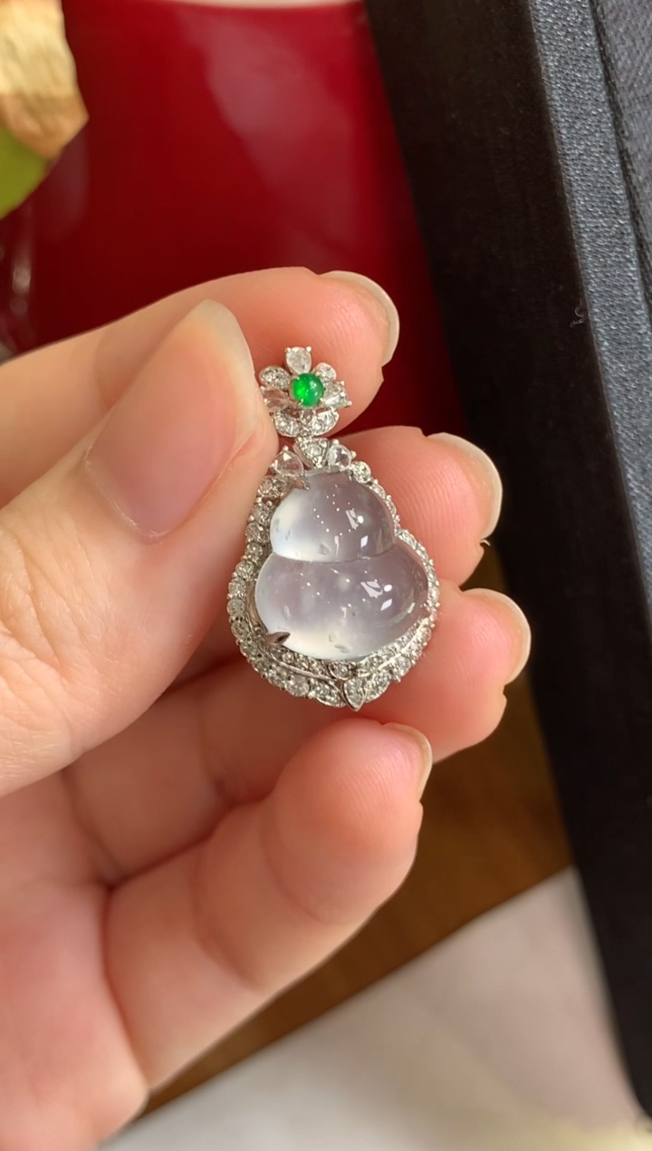 翡翠18K金镶嵌颈饰葫芦