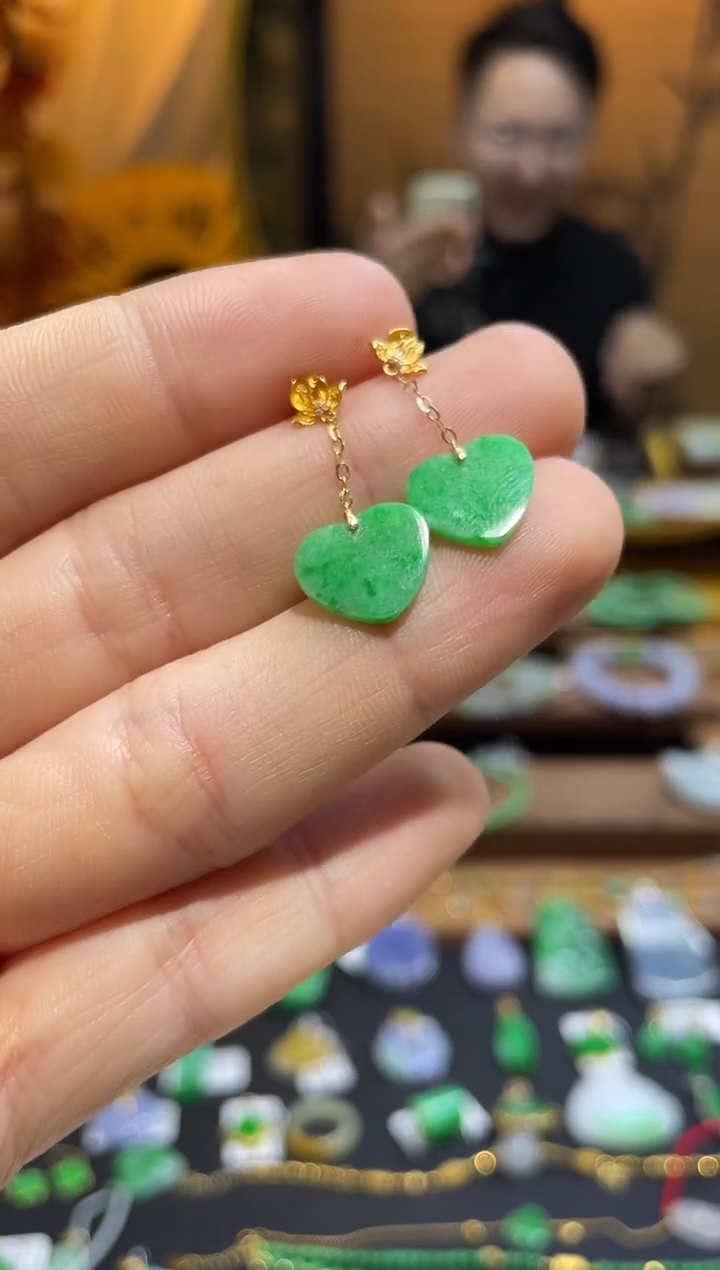 颈饰18K金镶嵌翡翠耳钉