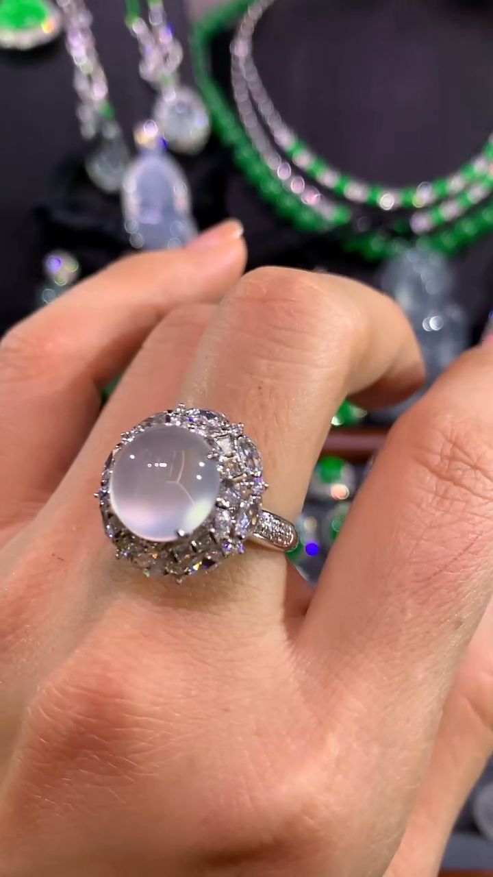 18K金镶嵌戒指翡翠戒指