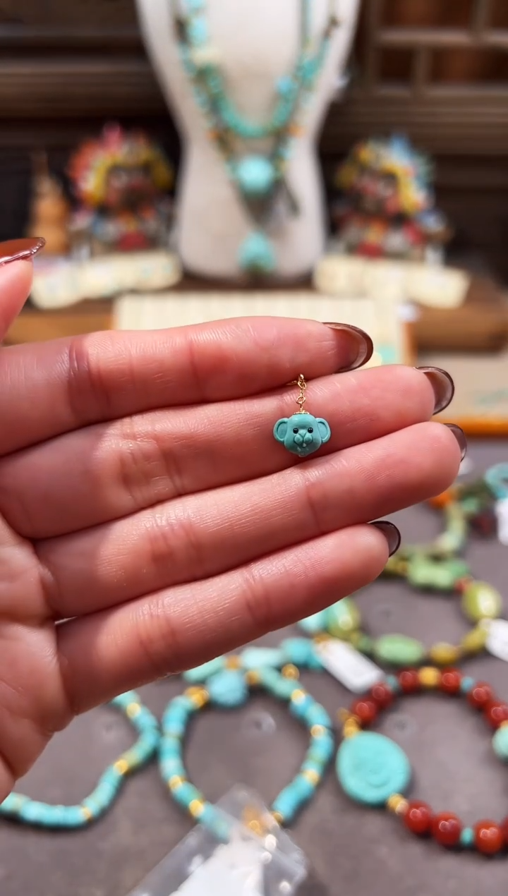 18K金镶嵌绿松石提溜小熊