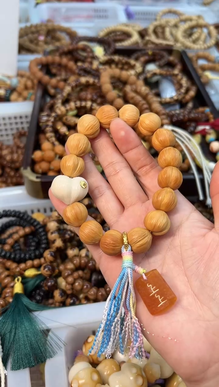 蜜蜡吊坠(赠链)未镶嵌猴头卡15mm拉丝屁桃 设计款 手持