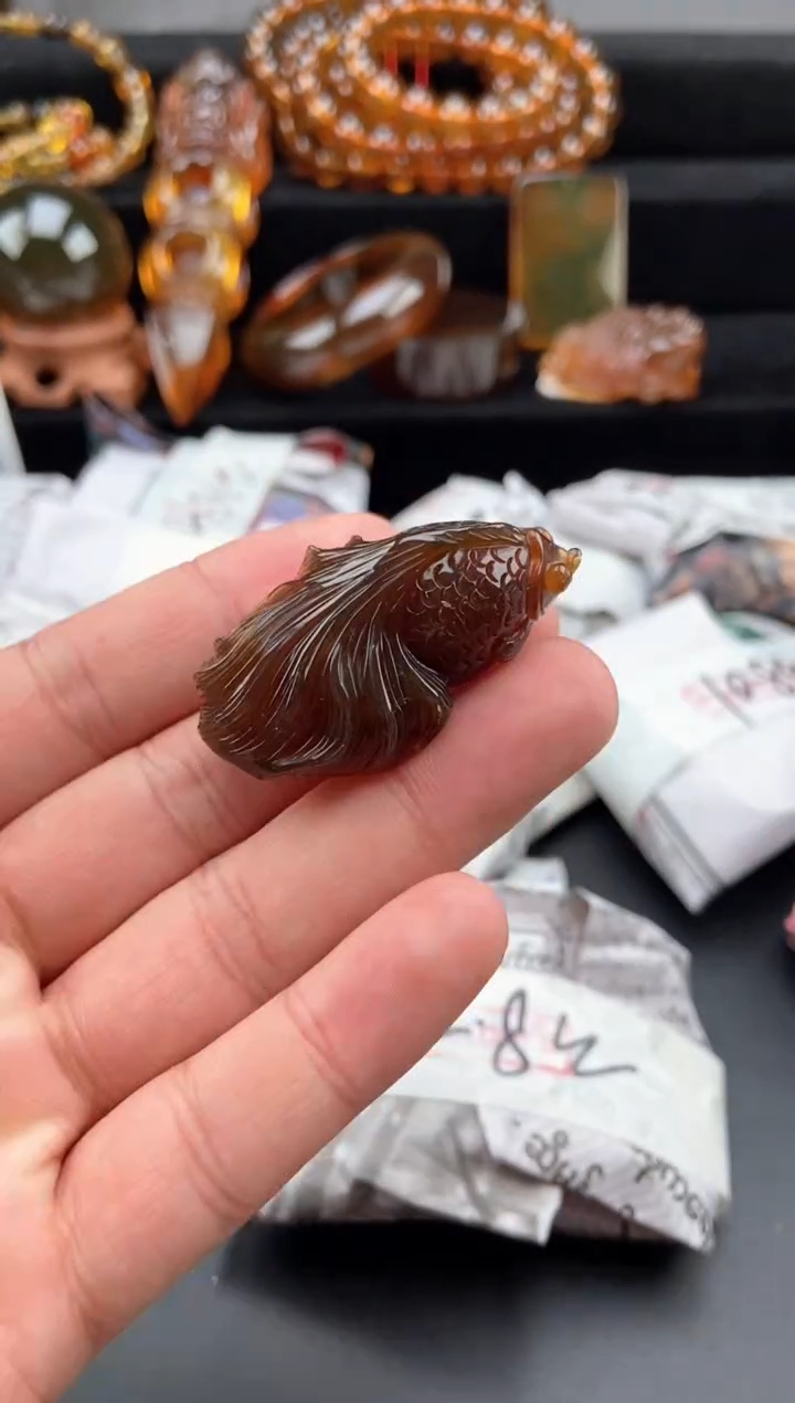 【闪购商品】琥珀颈饰未镶嵌金棕红金鱼吊坠