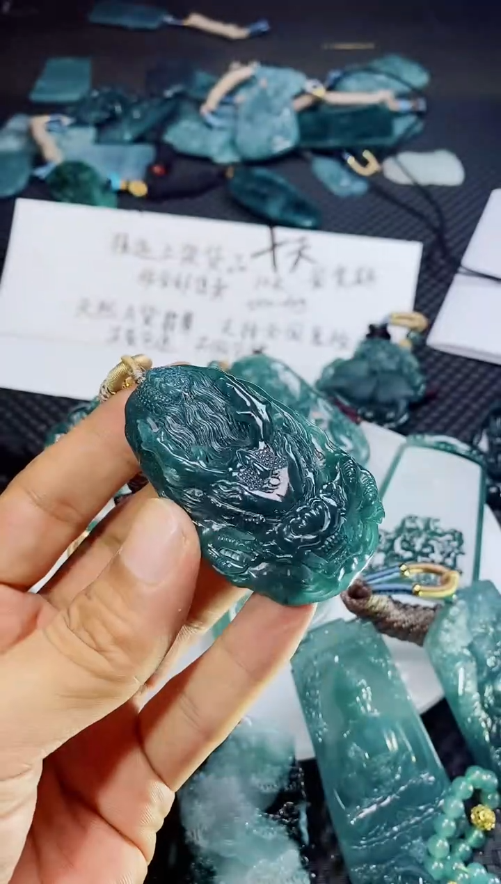 翡翠未镶嵌颈饰          