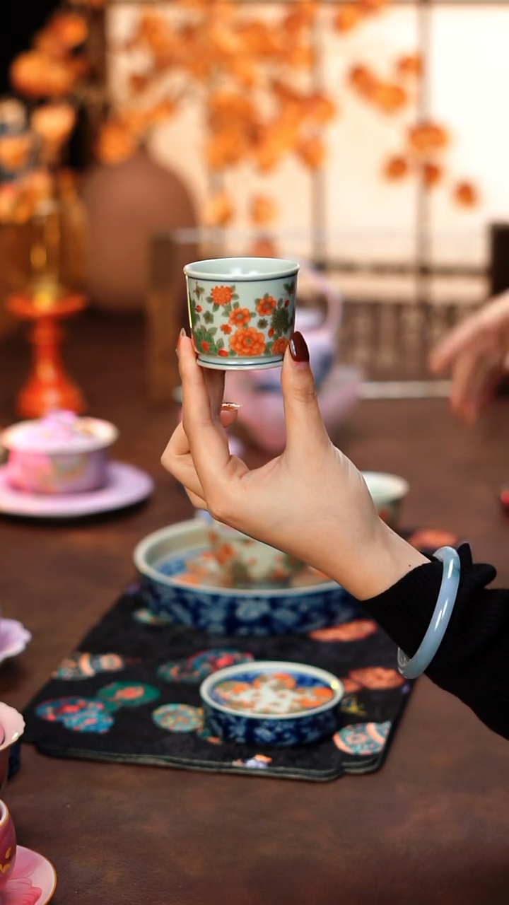 陶栖堂青花红绿彩容天杯