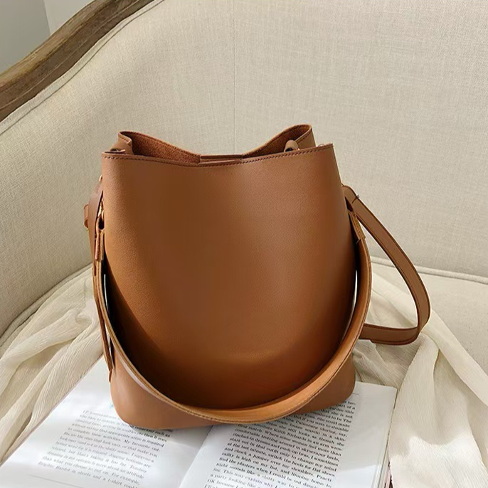 百搭包包女2025新款潮时尚棕色复古水桶洋气斜跨包