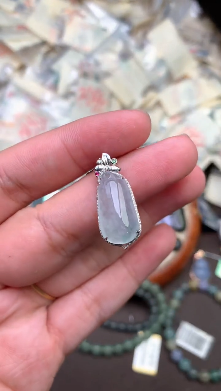 18K金镶嵌挂件翡翠— 