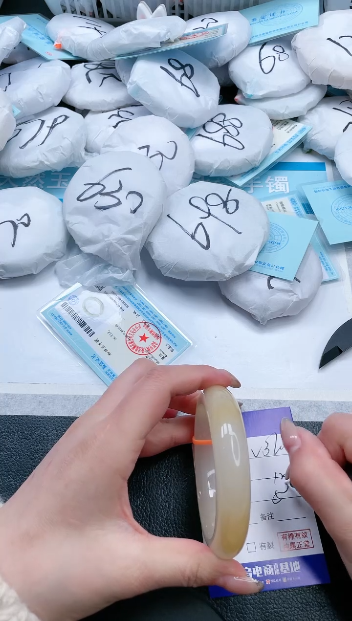 【闪购商品】石英质玉手镯未镶嵌16V360-59