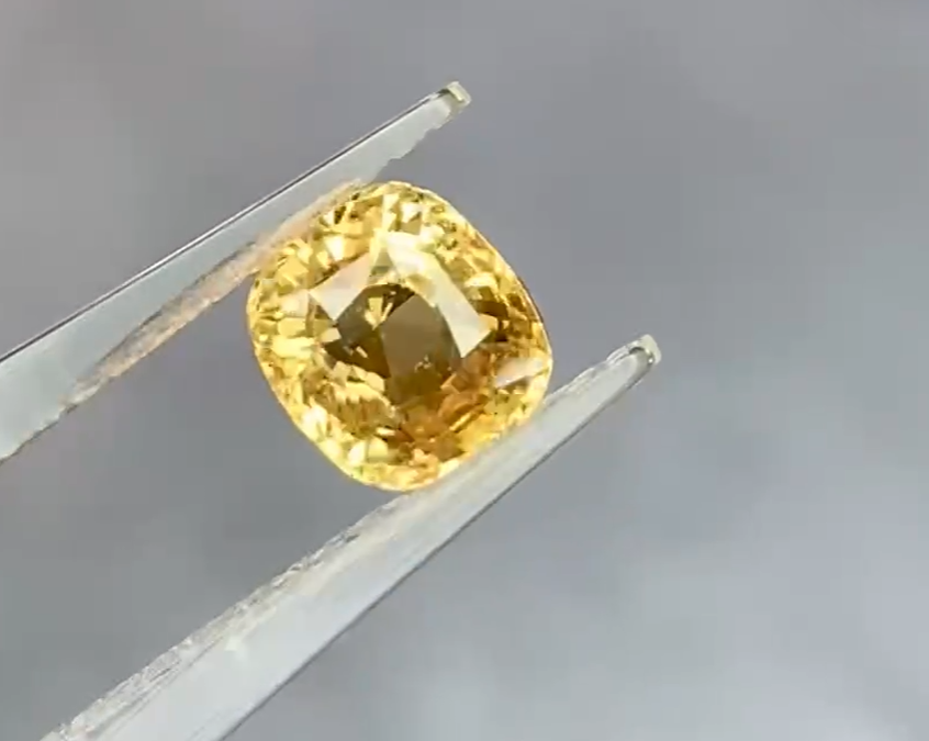 无烧黄色蓝宝石 2.1克拉 尺寸6.41*7.08*4.75mm 带国际证书 通透