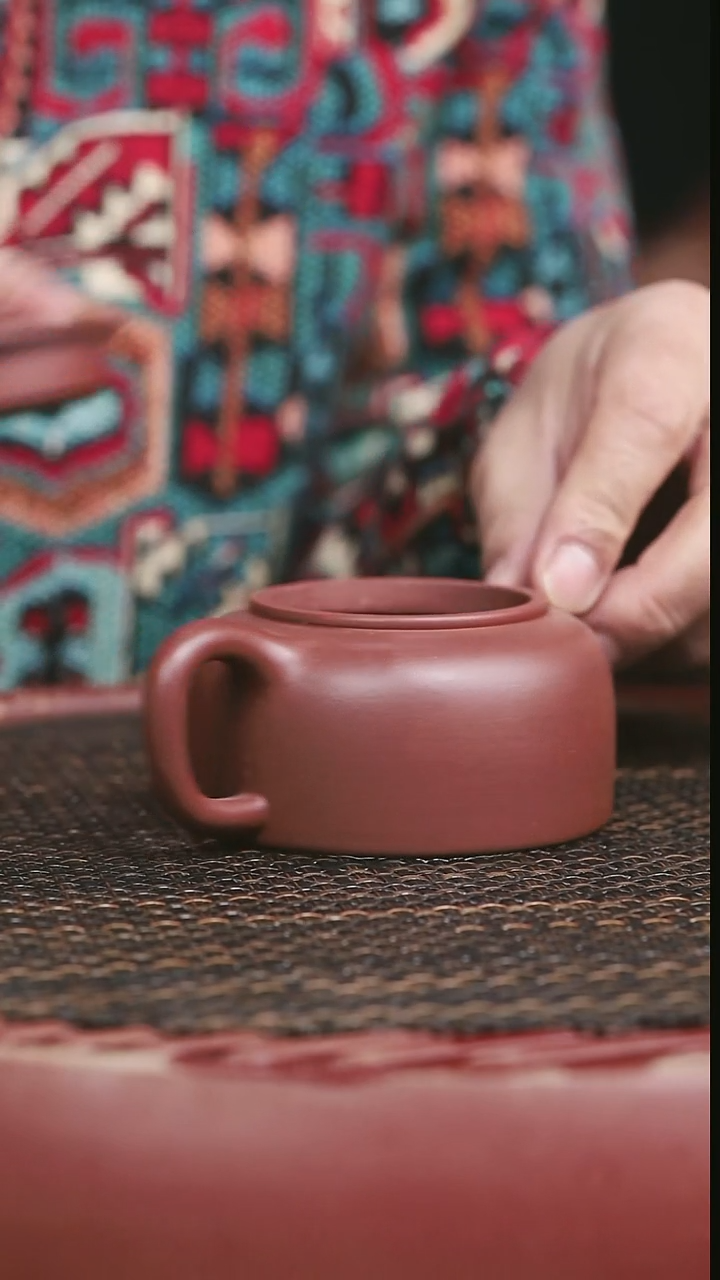 茶壶紫砂底槽清牛盖莲子180CC