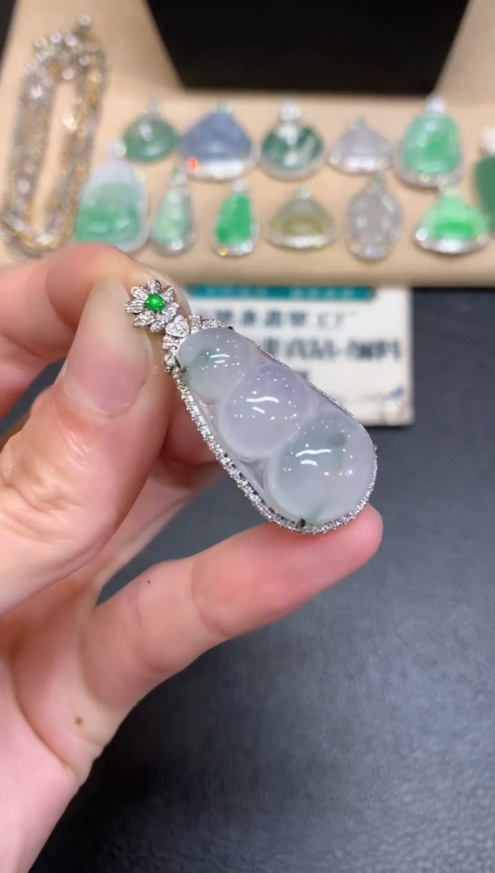 【闪购商品】翡翠颈饰18K金镶嵌福豆【无服务费】