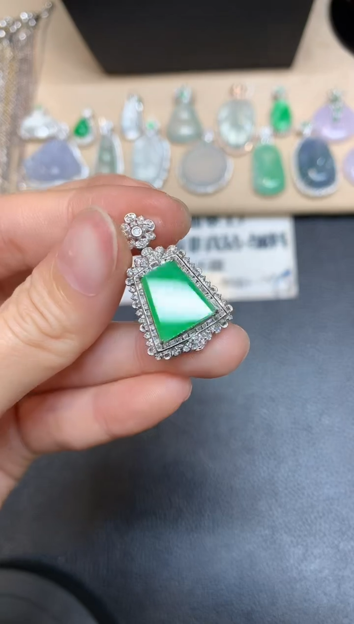 【闪购商品】翡翠颈饰18K金镶嵌无事牌【无服务费