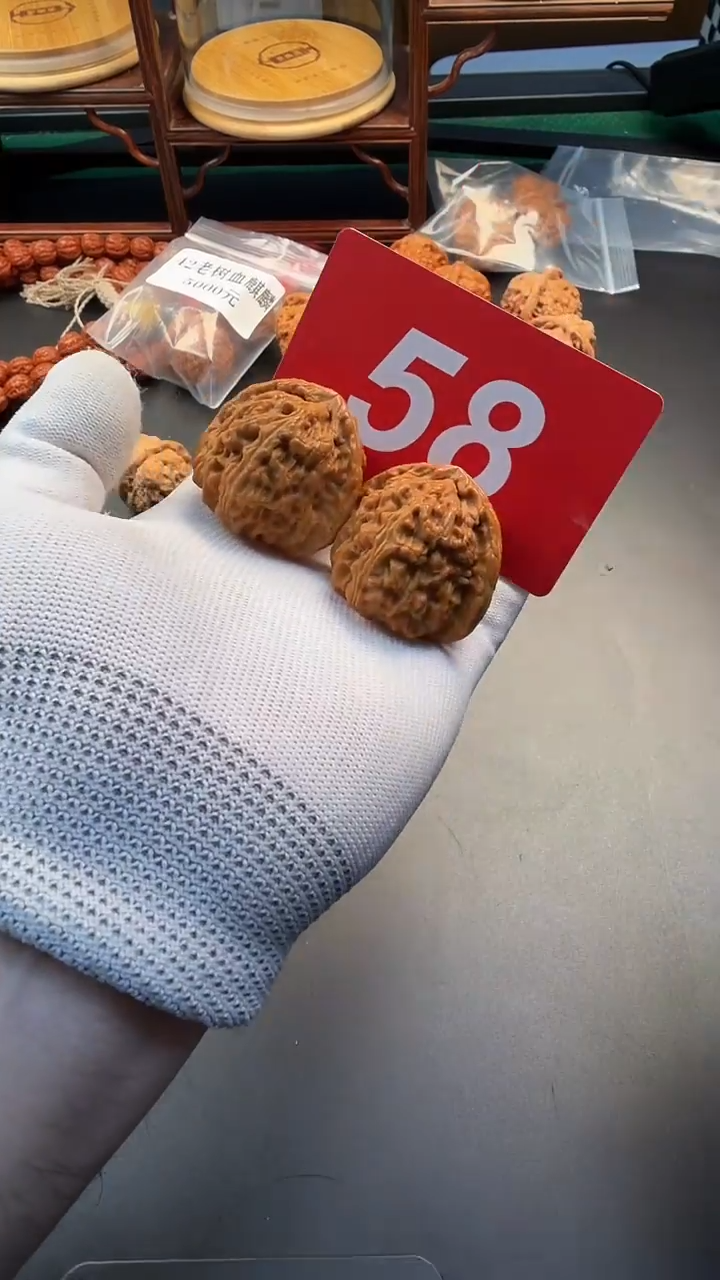 把件文玩核桃42三角白狮子