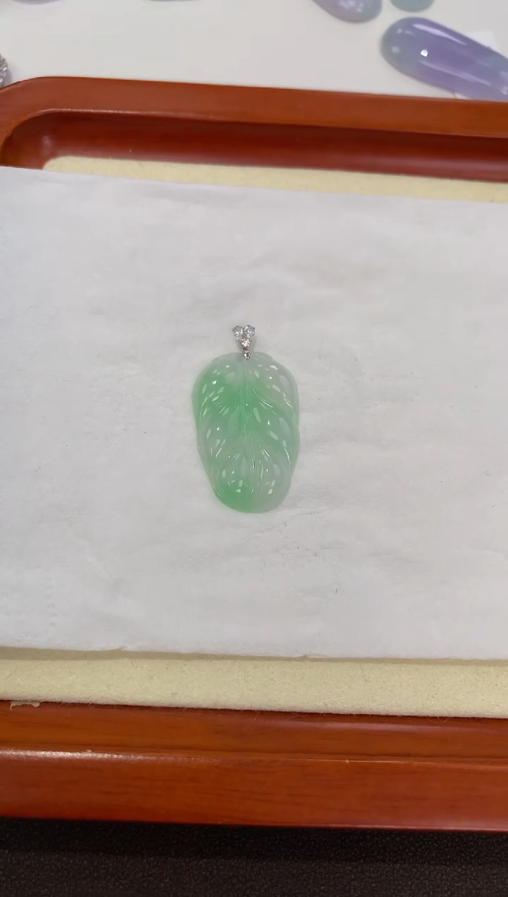 翡翠18K金镶嵌颈饰天然缅甸a货翡翠